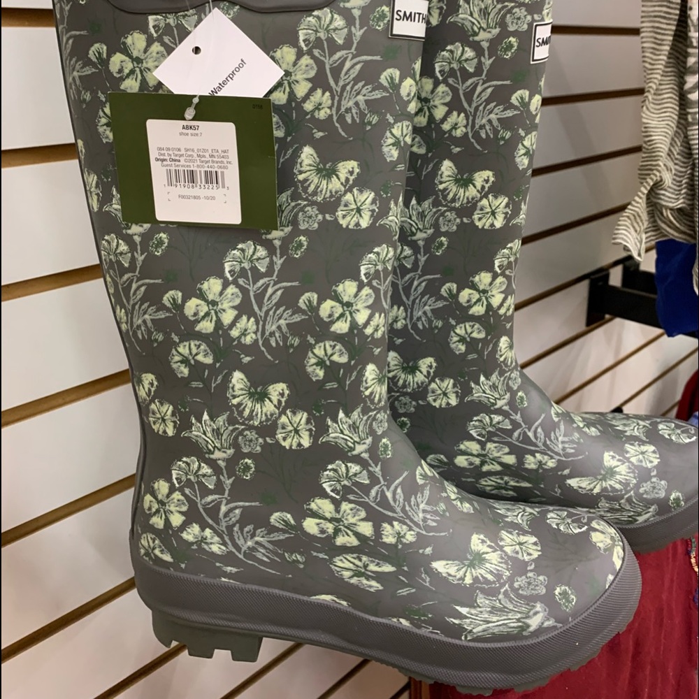 Smith & Hawken rain boots Olive green with Cream detailing